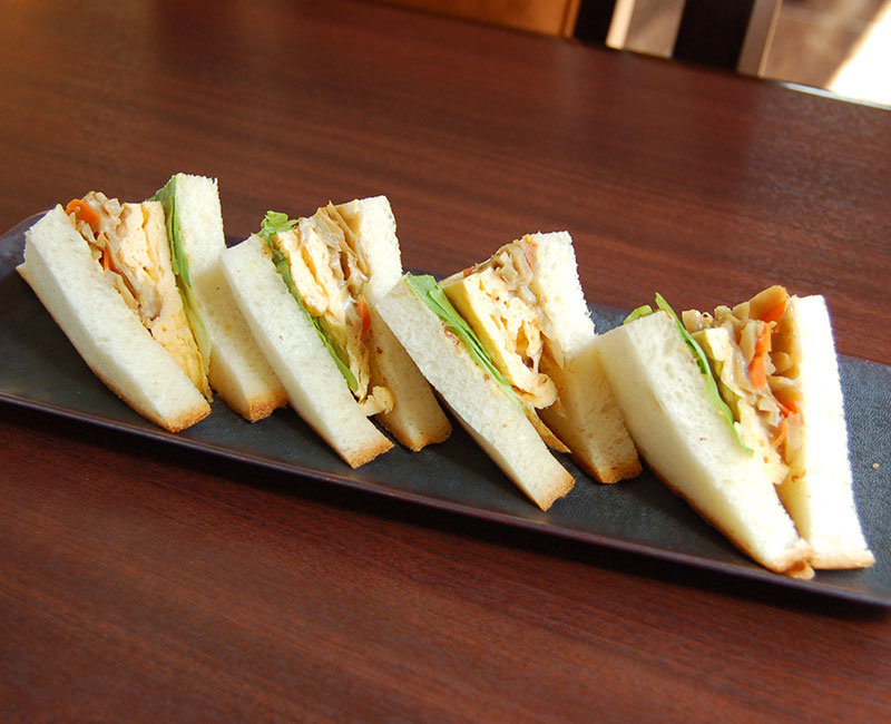 十三軒茶屋　千田店限定　きんぴらごぼうと薄焼きたまごのサンドイッチ